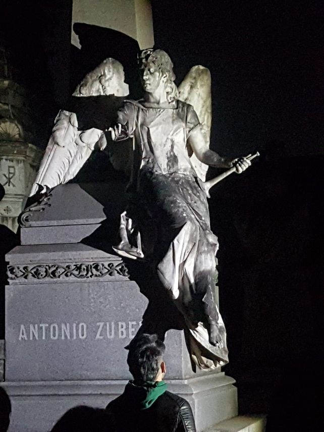 Un paseo nocturno por el lugar donde descansan los muertos