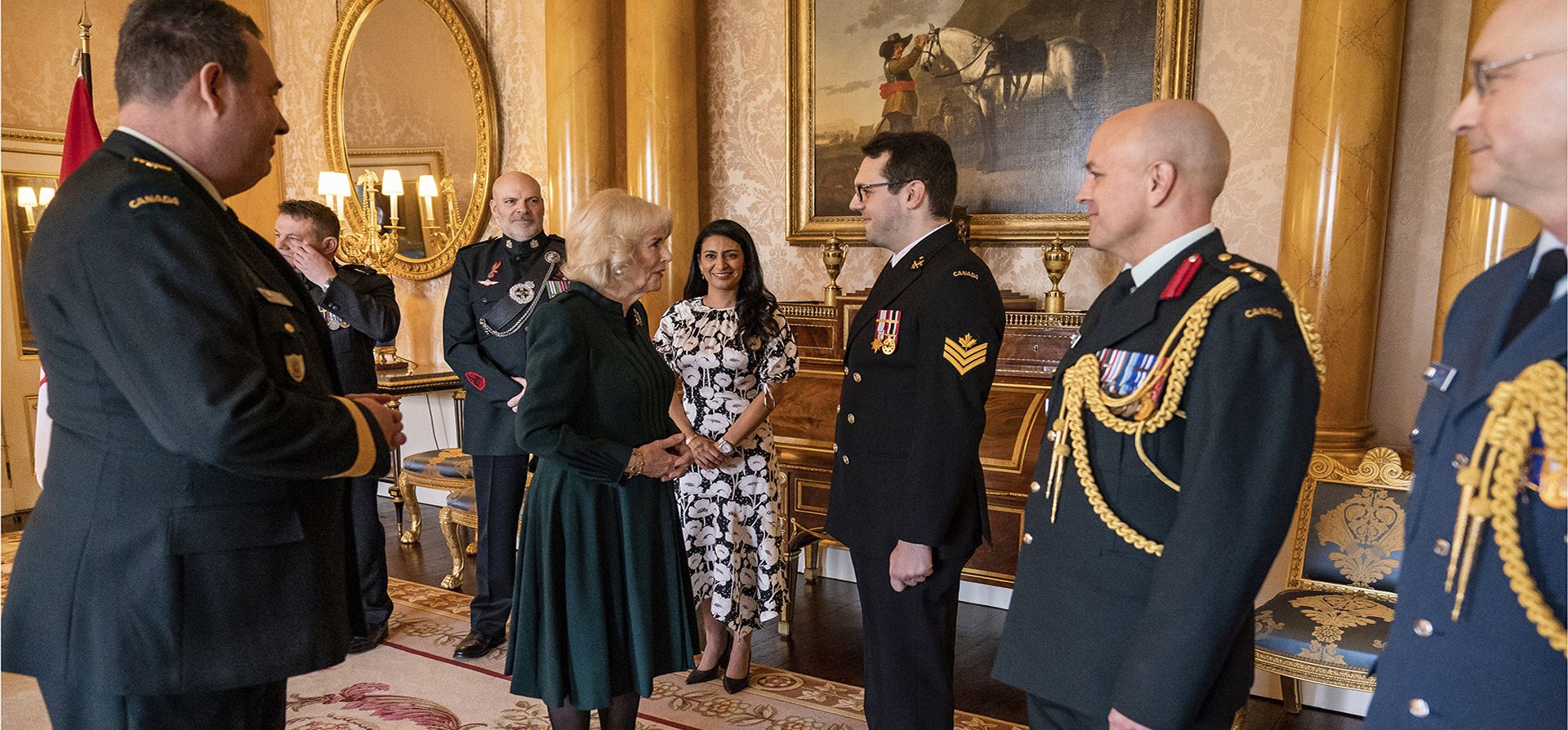 La reina consorte se reúne con invitados del ejército canadiense después de que el general de brigada Dwayne Parsons le obsequiara con la condecoración de las fuerzas canadienses durante una recepción para los rifles de la reina de Canadá en el Palacio de Buckingham en Londres, el miércoles 1 de febrero de 2023. ( Aaron Chown/foto de la piscina vía AP)