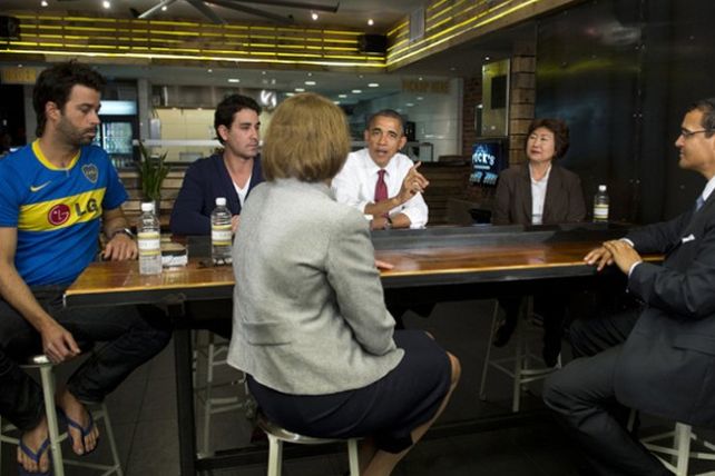 La imagen del hincha de Boca que le vendió un sandwich a Obama recorre el mundo