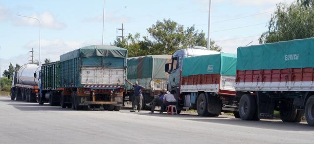 Camiones varados. Los vehículos de carga pesada que transportan cargas vienen sufriendo la escasez de gasoil paras poder cumplir con los recorridos en las rutas argentinas.