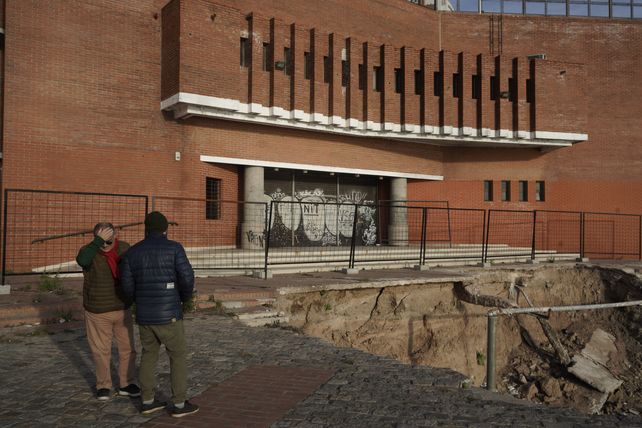 El último socavón se dio a muy poca distancia de las escalinatas de acceso al teatro Príncipe de Asturias.