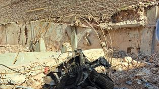 Hallazgo y sorpresa. Los operarios y máquinas encontraron restos de un auto en Salta 2141.