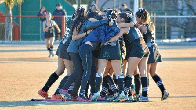 Las chicas de Diamantino festejaron en Talleres el campeonato.