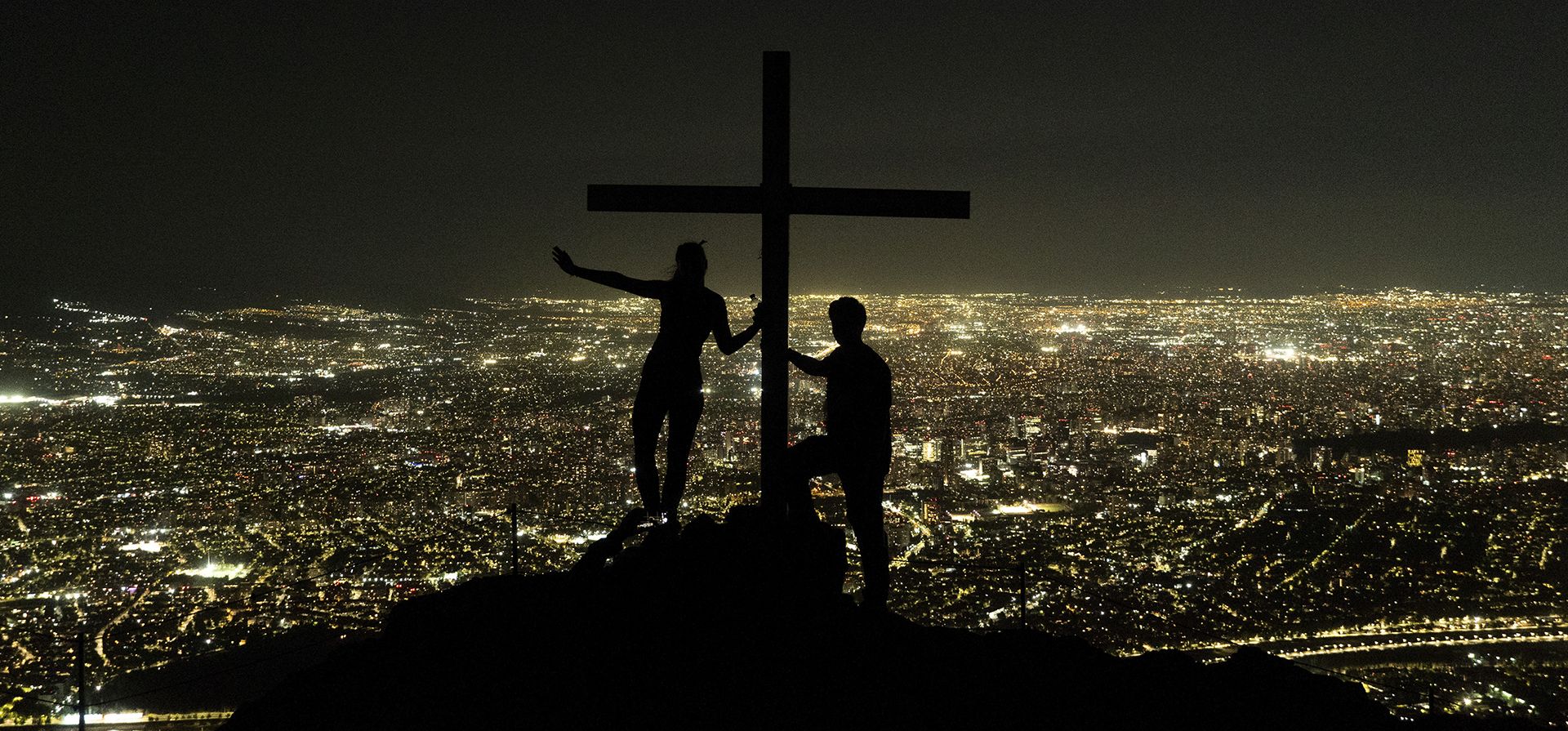 La gente se encuentra en la cima del cerro Manquehuito en Santiago de Chile, el lunes 24 de octubre de 2025. (Foto AP/Matias Basualdo) La gente se encuentra en la cima del cerro Manquehuito en Santiago de Chile, el lunes 24 de octubre de 2025. (Foto AP/Matias Basualdo)