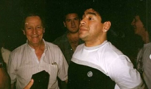 Diego Maradona en el teatro El Círculo tras presenciar la obra que tenía a Dalma como una de las protagonistas.&nbsp;