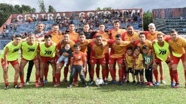 Todos unidos. El plantel de Jorgito Jrs. que cumplió una buena temporada en 2021. El club aspira a seguir creciendo.