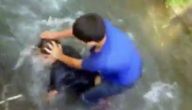 Una mujer intervino para evitar una tragedia en la disputa de dos chicos.