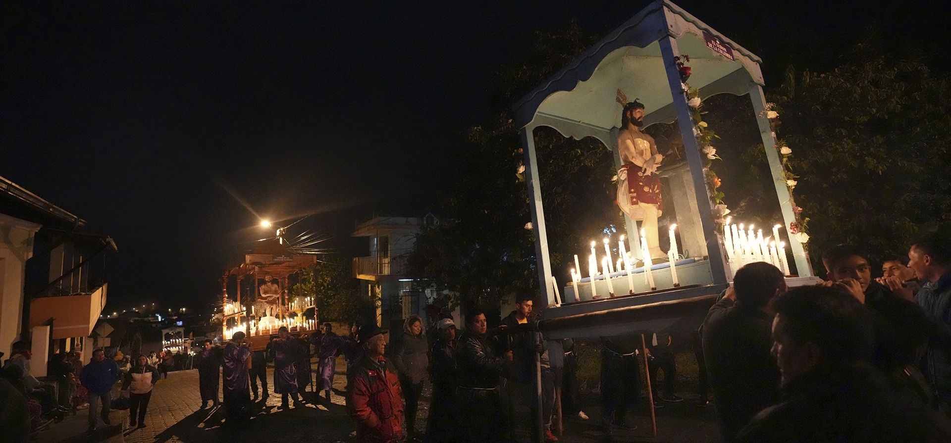 Feligreses cargan estatuas de Jesús durante una procesión de Semana Santa que recrea la pasión de Cristo en Puellaro, Ecuador, el martes 4 de abril de 2023. (Foto AP/Dolores Ochoa)