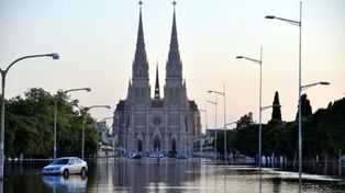 La Basílica de Luján amenazada por el agua que desbordó del río