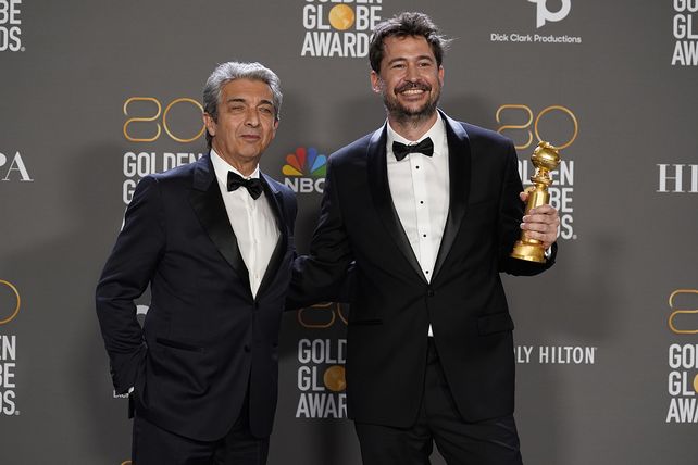 Ricardo Darín y Santiago Mitre posan en la sala de prensa con el premio a la mejor película en idioma extranjero por Argentina