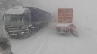 Más de 400 turistas y camioneros varados en la alta montaña mendocina por el temporal de nieve