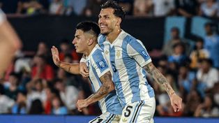 Thiago Almada y Leandro Paredes celebran. Las dos opciones de Scaloni para este choque dieron sus enormes frutos ante Uruguay.