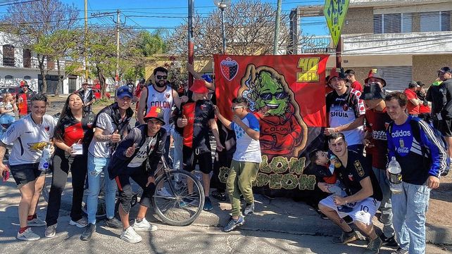 Los hinchas de Colón se juntaron en las inmediaciones del estadio y mostraron su descontento por no poder ingresar a la cancha.