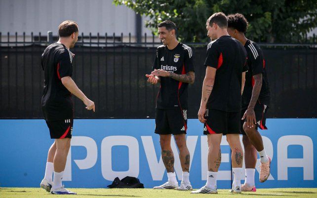 Fideo Di María sonríe con sus compañeros de Benfica en medio de un entrenamiento. Les llegó la hora de salir a la cancha.