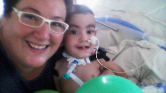 Valentín junto a su mamá