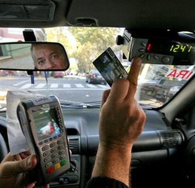 Lamberto defendió el pago con tarjeta en los taxis, tal como se hizo en los colectivos
