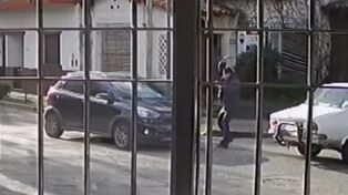 Video: destrozó con un hacha el parabrisas del auto de una mujer que lo chocó