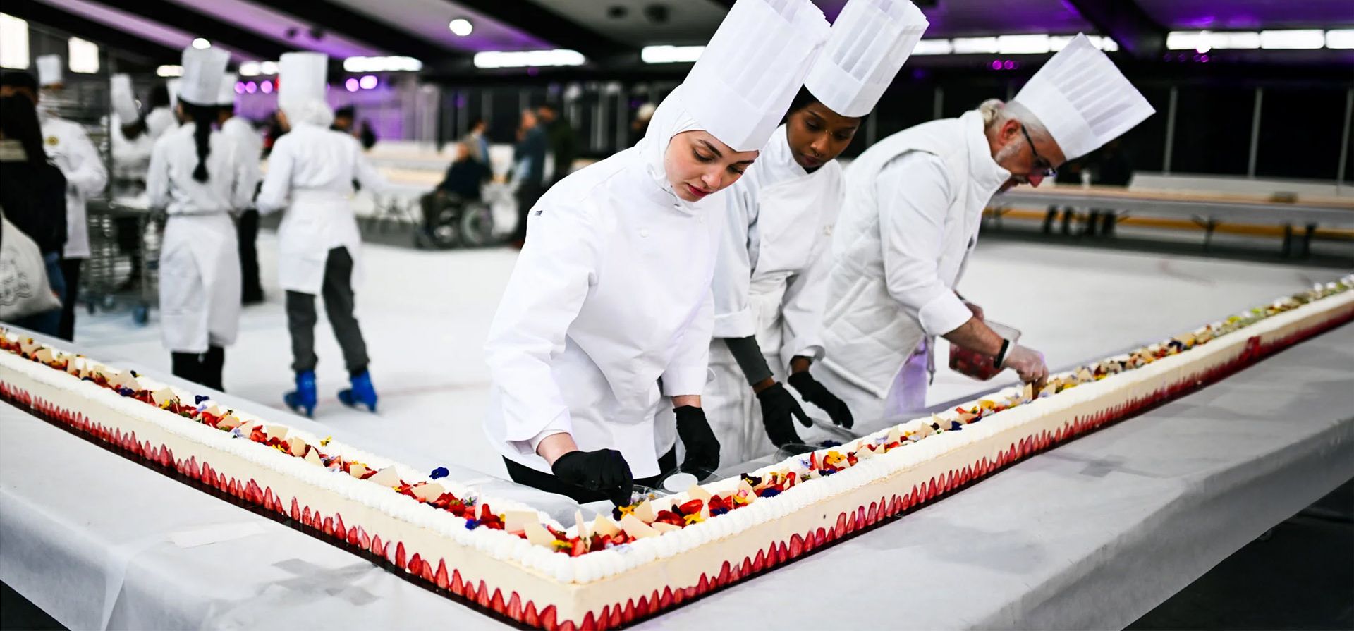 Los pasteleros trabajan en un enorme pastel de fresas durante un intento de récord mundial Guinness en Argenteuil. Se utilizaron unos 350 kg de fresas, 150 kg de azúcar, 415 kg de crème pâtissière y 4.000 huevos para crear la creación de 121,9 metros, París, Francia. Fotografía: AFP/Getty Images Los pasteleros trabajan en un enorme pastel de fresas durante un intento de récord mundial Guinness en Argenteuil. Se utilizaron unos 350 kg de fresas, 150 kg de azúcar, 415 kg de crème pâtissière y 4.000 huevos para crear la creación de 121,9 metros, París, Francia. Fotografía: AFP/Getty Images