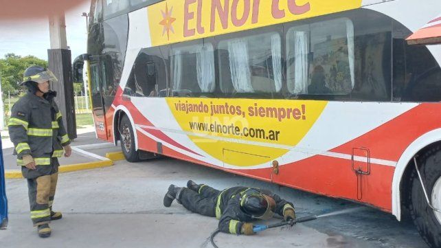Vera: un colectivo de la empresa El Norte se incendió por una falla eléctrica en la terminal de ómnibus