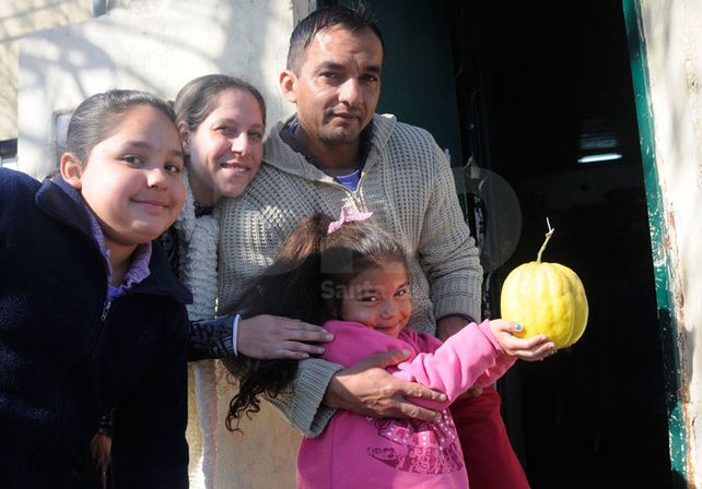 Milagro de la naturaleza: una santafesina encontró un limón gigante que pesa un kilo