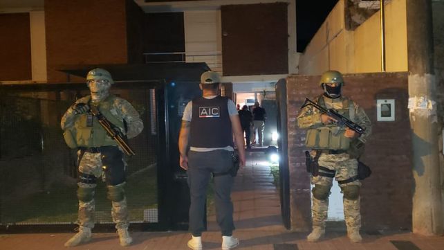 Cayó el cantante de trap Zaramay por posar en Instagram con un arsenal