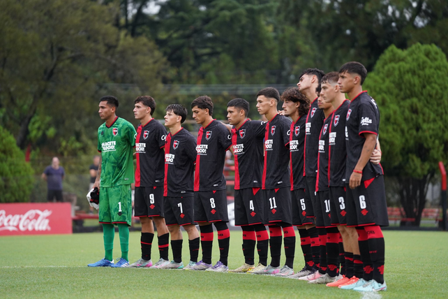 Los capitanes de Newells salieron con un brazalete alusivo a Malvinas en la jornada ante Estudiantes.