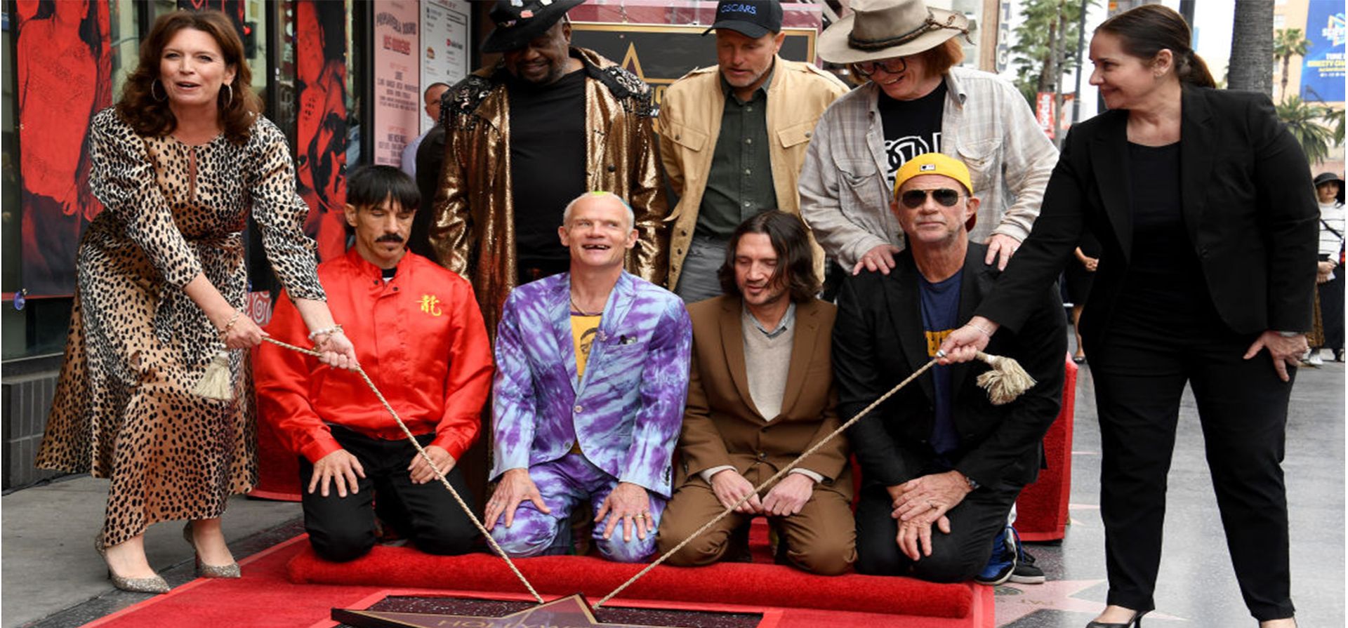 Red Hot Chili Peppers reciben su estrella en el Paseo de la Fama. A un día de su nuevo disco, Red Hot Chili Peppers finalmente recibió su estrella en el icónoco Paseo.