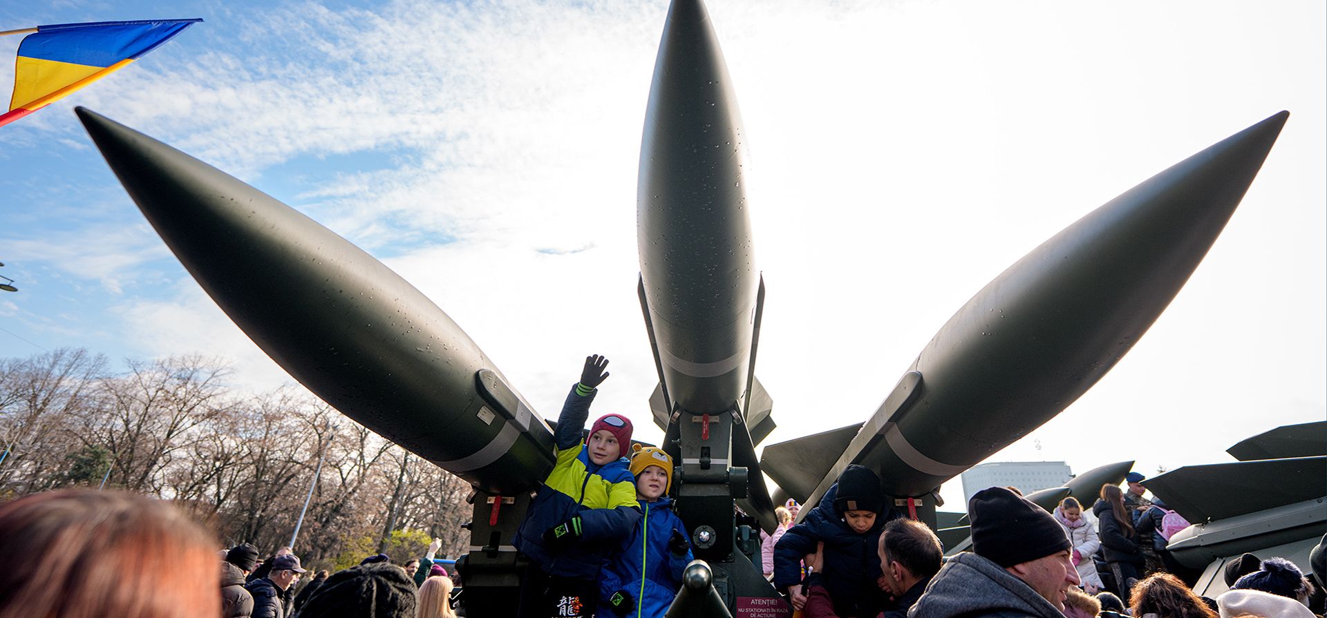 Niños posan junto a misiles en exhibición después del desfile militar del Día Nacional, en Bucarest, Rumania, el lunes 1 de diciembre de 2025. (Foto AP/Andreea Alexandru) Niños posan junto a misiles en exhibición después del desfile militar del Día Nacional, en Bucarest, Rumania, el lunes 1 de diciembre de 2025. (Foto AP/Andreea Alexandru)