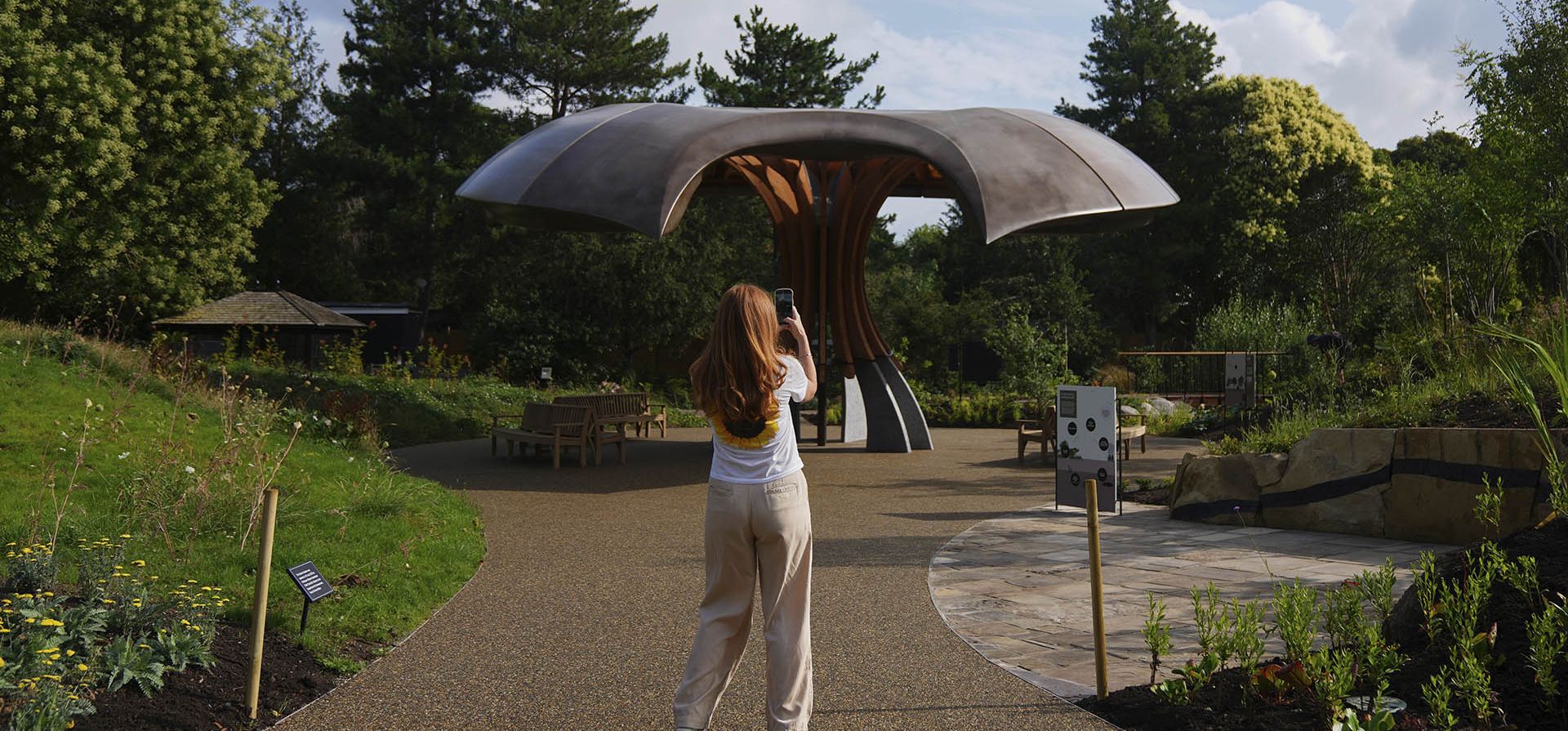 Un miembro del personal posa para una fotografía durante una vista previa de prensa en el Carbon Garden, antes de su inauguración el 24 de julio, en los Jardines de Kew en Londres, el jueves 24 de julio de 2025. (Foto AP/Joanna Chan) Un miembro del personal posa para una fotografía durante una vista previa de prensa en el Carbon Garden, antes de su inauguración el 24 de julio, en los Jardines de Kew en Londres, el jueves 24 de julio de 2025. (Foto AP/Joanna Chan)