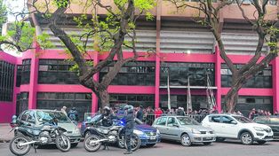 El club del Parque. Muchos socios concurrieron a la asamblea con el fin de participar del acto, pero el mismo se vio opacado por lamentables incidentes. En las afueras hubo policías custodiando el lugar.