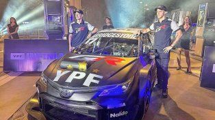 &nbsp;Matías Rossi y Marcelo Ciarrocchi revelando el diseño del Toyota Corolla que competirá en Concordia.