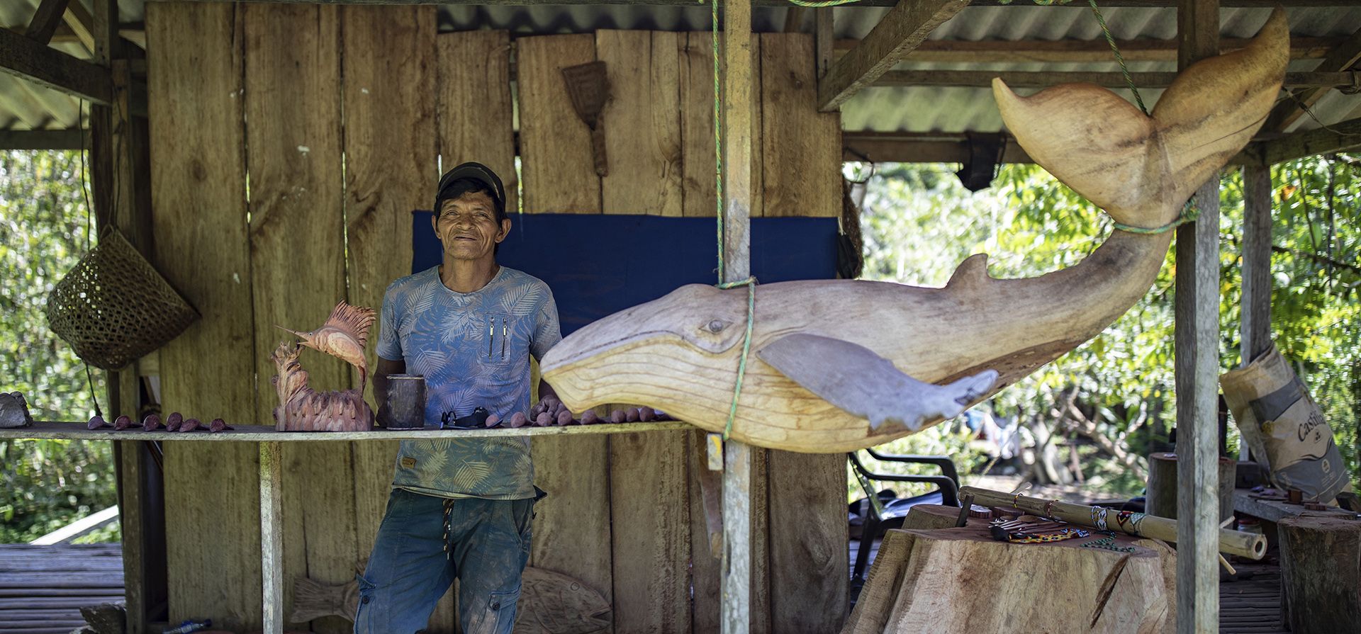 El artesano indígena emberá Katio Medardo Machuca posa para una fotografía en su taller en Bahía Solano, Colombia, el martes 29 de agosto de 2023. (AP Foto/Iván Valencia) El artesano indígena emberá Katio Medardo Machuca posa para una fotografía en su taller en Bahía Solano, Colombia, el martes 29 de agosto de 2023. (AP Foto/Iván Valencia)