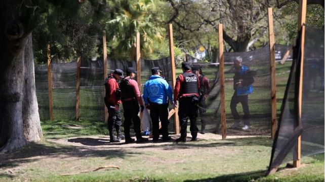 Hallan el cadáver de un hombre flotando en uno de los lagos de Palermo