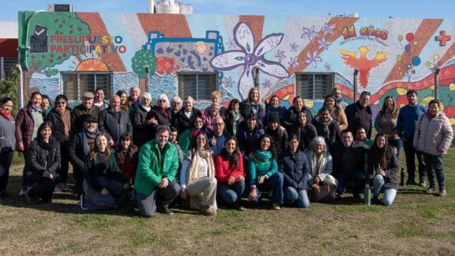 Adultos mayores y jóvenes inauguraron un mural en el CAPS Papa Francisco