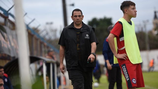 El guardaespaldas de los árbitros en los estadios rosarinos que alguna vez soñó con ser futbolista
