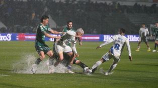 El partido disputado bajo la lluvia en Junín y que se suspendió en el entretiempo. Sarmiento y Central van 0 a 0.