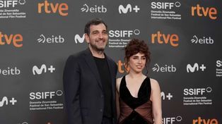 Nicolás Gil Lavedra y Zoe Hochbaum en la red carpet del Festival de San Sebastián.