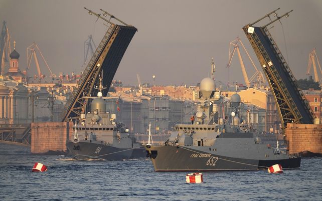Un buque de guerra navega por el río Neva y cruza el puente levadizo Dvortsovy que se eleva sobre el río durante un ensayo del desfile naval en San Petersburgo