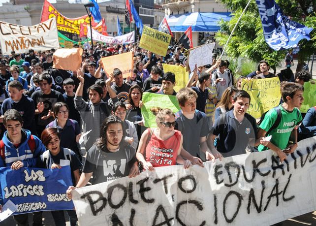 Estudiantes marcharon hacia la municipalidad en protesta del aumento del boleto urbano