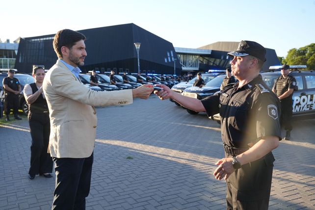 Pullaro entrega móviles de seguridad