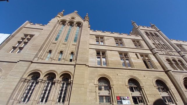 Facultad de Humanidades y Artes (Entre Ríos 758).