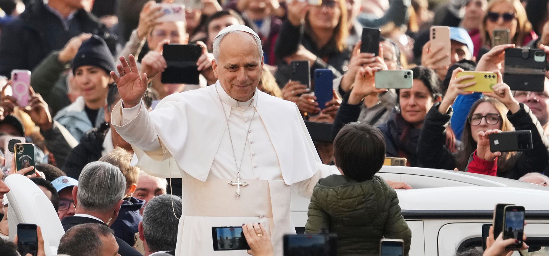 El papa León XIV saluda a su llegada a su audiencia general semanal en la Plaza de San Pedro del Vaticano, el miércoles 17 de diciembre de 2025. (Foto AP/Alessandra Tarantino) El papa León XIV saluda a su llegada a su audiencia general semanal en la Plaza de San Pedro del Vaticano, el miércoles 17 de diciembre de 2025. (Foto AP/Alessandra Tarantino)