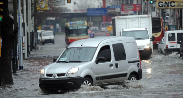 Un fuerte temporal de lluvia y granizo azot&oacute; a Capital Federal y Gran Buenos Aires