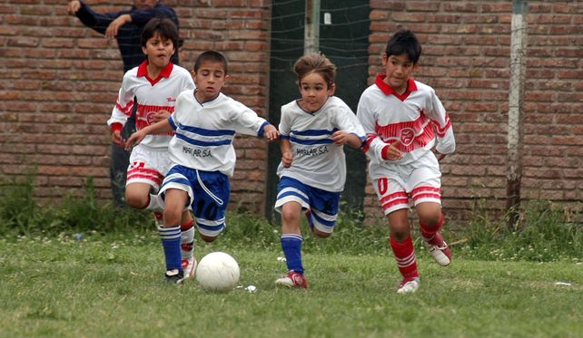 Clínica de fútbol. Se realizará el lunes 3 de noviembre en Villa Gobernador Gálvez Clínica de fútbol. Se realizará el lunes 3 de noviembre en Villa Gobernador Gálvez