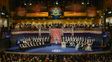 Fina ceremonia. El rey Carlos XVI Gustavo de Suecia y su familia presiden en el escenario, que también muestra a los laureados y al jurado.