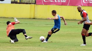 Golazo. Ruben la pincha ante la salida del arquero Mansilla.