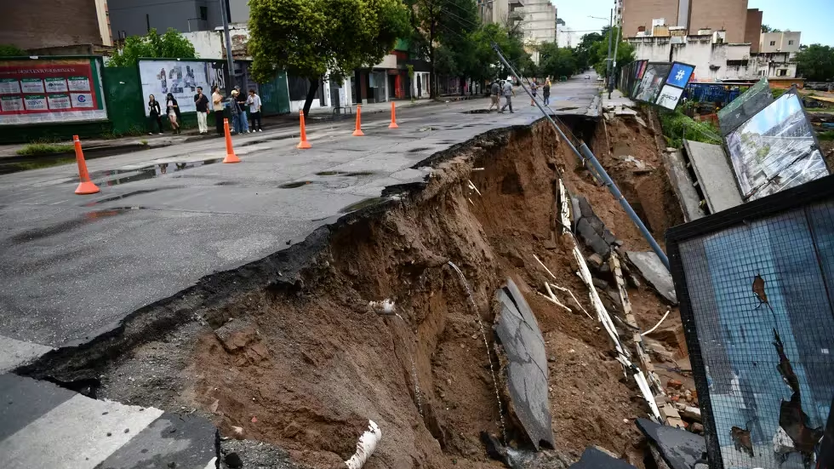 Una avenida de la ciudad de Córdoba se hundió por una fuerte tormenta