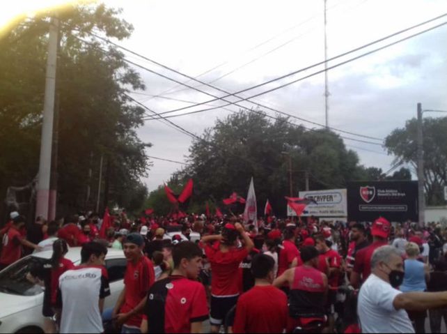 Los hinchas de Newells le hacen el aguante al plantel en Bella Vista