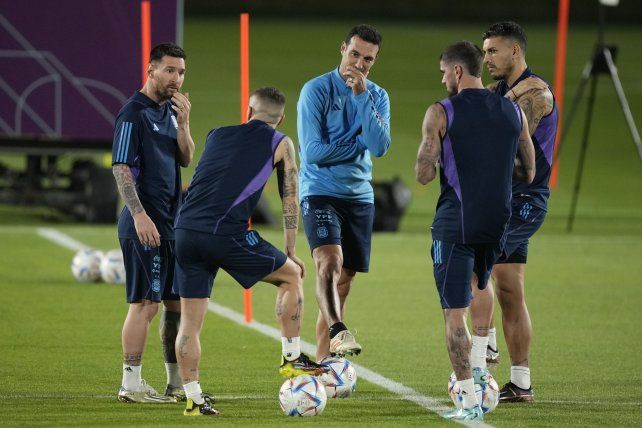 Recalculando. El DT de la selección argentina Lionel Scaloni dialoga con sus jugadores en la práctica previa al decisivo cotejo ante México. Messi participa de la charla con Gómez