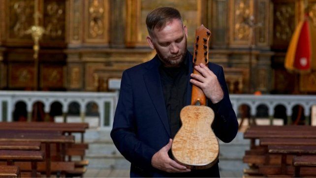 VICTORIA. La historia del charango bendecido por el Papa Francisco